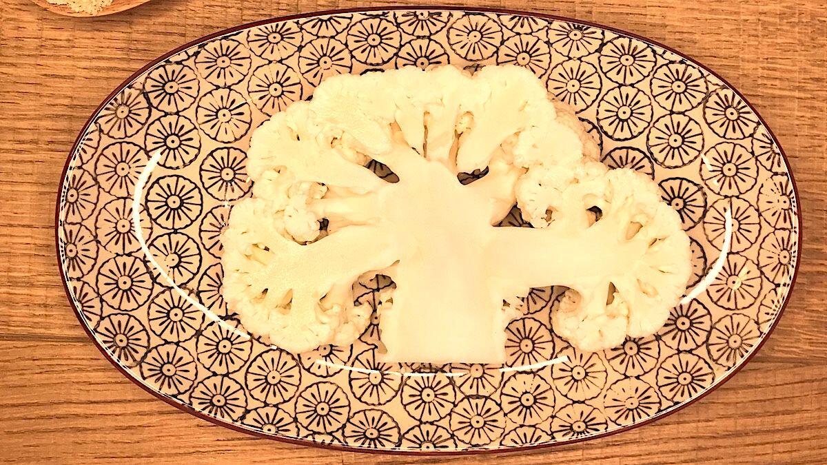 Cavolfiore su piatto ovale pronto per la preparazione proposto dalla Nutrizionista Dott.ssa Paola Proietti Cesaretti by thewealthyspoon